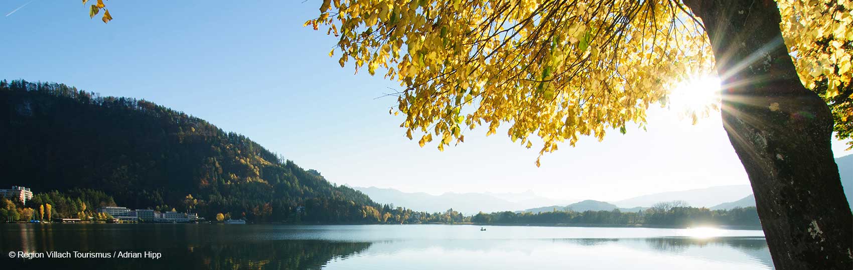 Blick über den Ossiacher See bei Sonnenuntergang