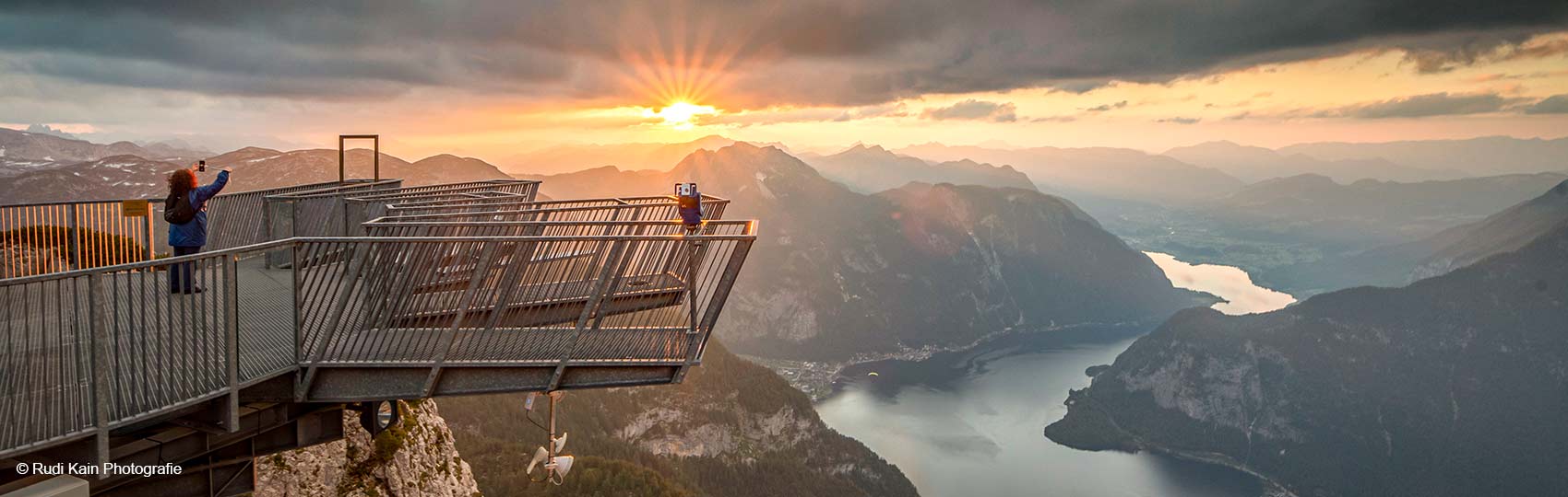 Blick über die Five Fingers und den Hallstätter See bei Sonnenuntergang