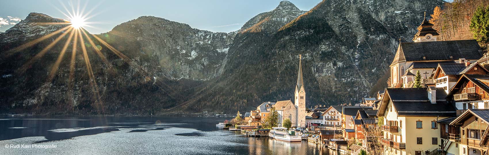 Blick zur Evangelischen Kirche Hallstatt und über den See bei Sonnenuntergang