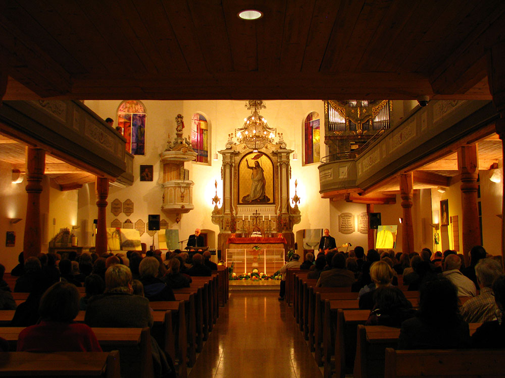 Innenraum der Kirche mit Besuchern